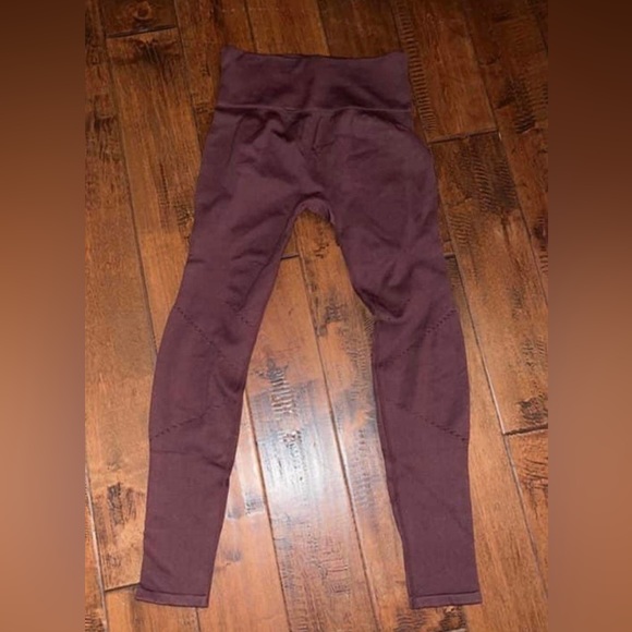 Nike leggings no seam up the middle like new - Picture 1 of 1